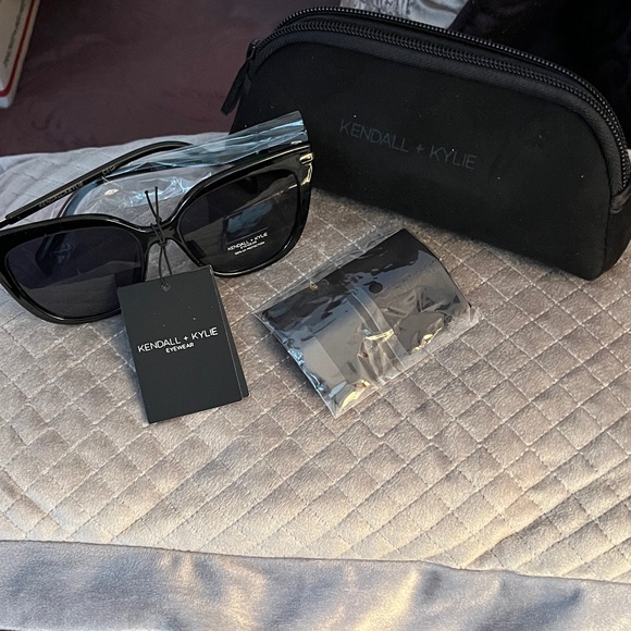 NWT Kendall & Kylie “Ceci” Black Sunglasses with Case and Cloth